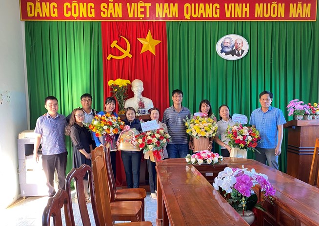 Ông Nguyễn Văn Mạnh-Giám đốc Khu BTTN Nam Nung tặng hoa cho viên chức và người lao động nữ tại đơn vị